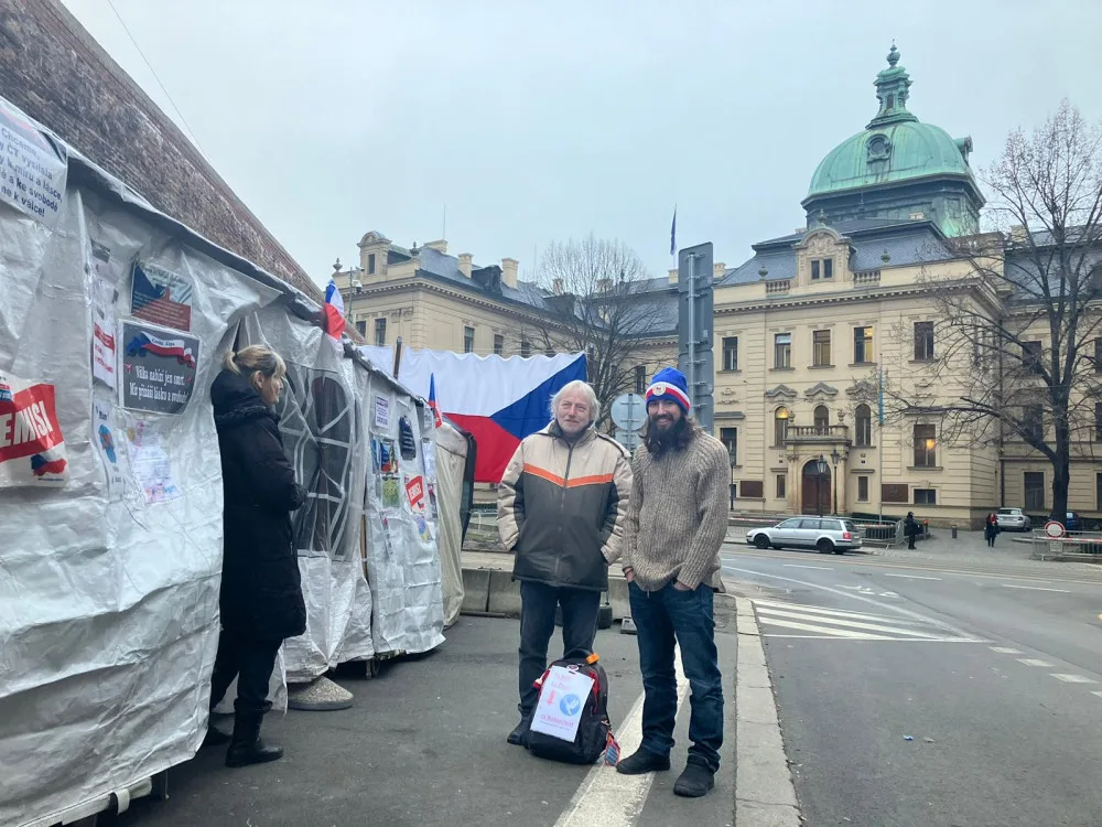„Dáváme lidem prostor se vyjádřit,“ říká Ondřej Thor z petičního stánku před Úřadem vlády