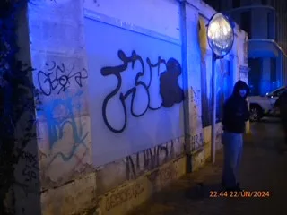 Vandala přistihly při činu hned dvě policejní hlídky najednou