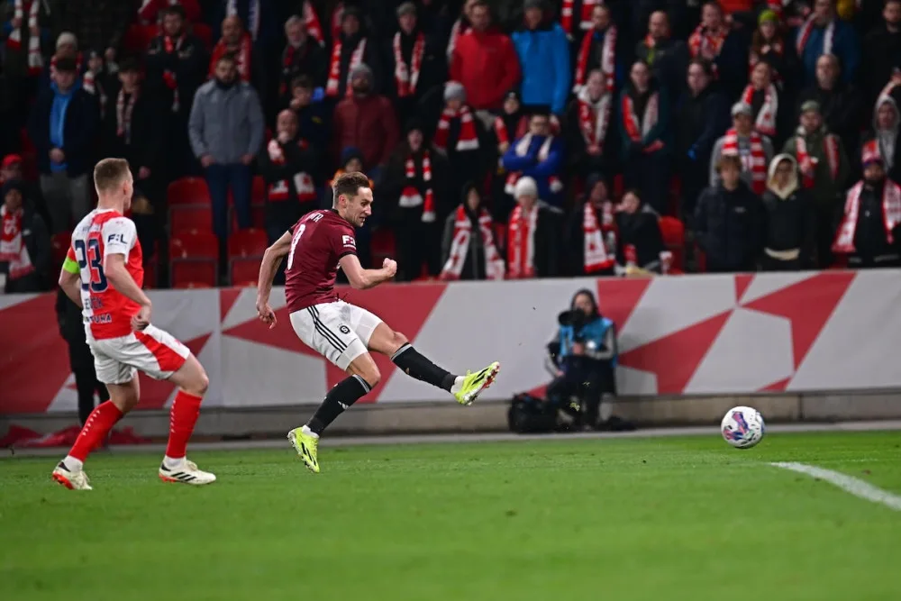 Fotbalisté Sparty vyhráli v poháru po obratu na Slavii 3:2 po prodloužení