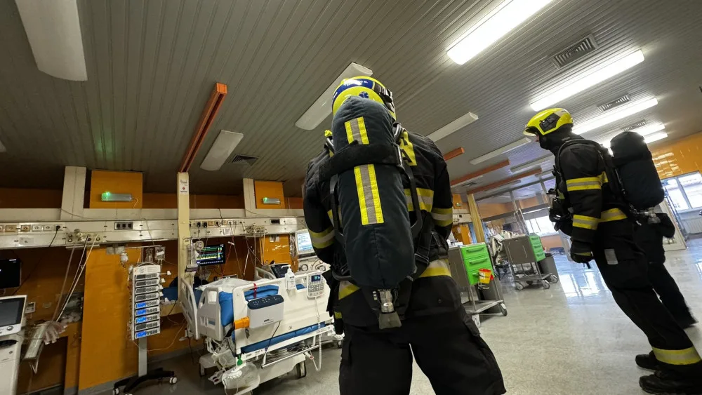 Na jednotce intenzivní péče nemocnice Bulovka hořel ventilátor. Pacienty evakuovali