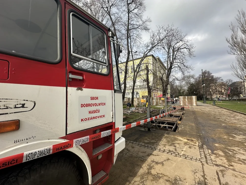 Při cvičení pomáhali i dobrovolní hasiči ze středočeských Kozárovic.