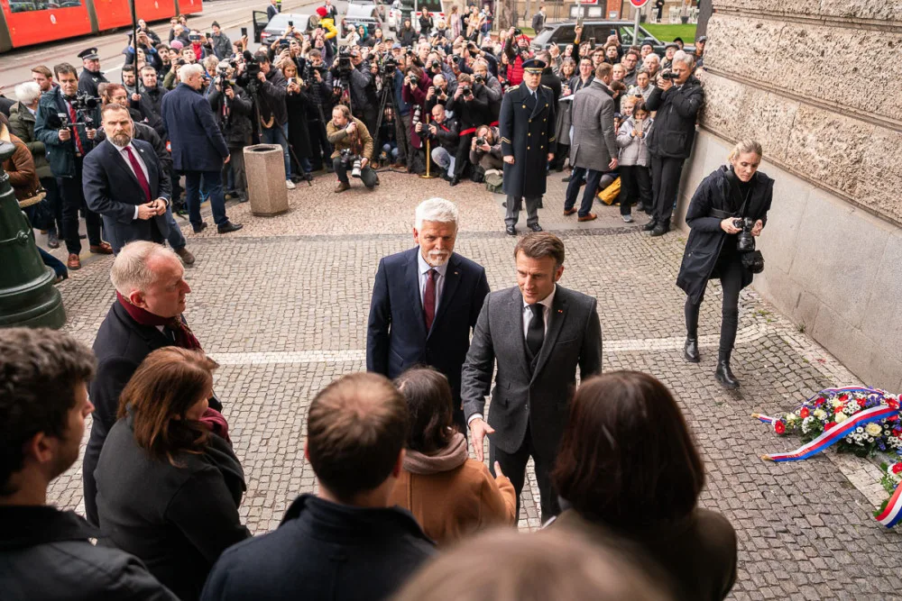 Macron s Pavlem uctili u Filozofické fakulty oběti prosincové střelby
