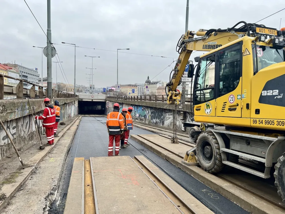 Tramvaje se na Hlávkův most vrátí po výluce o osm dní dříve