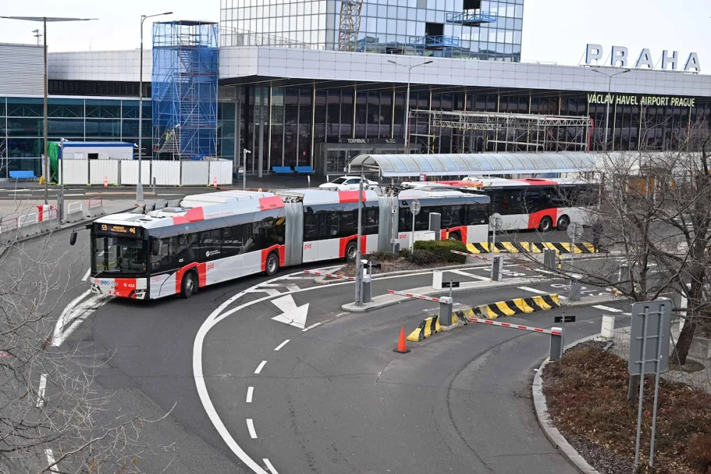 Na letiště jezdí nově z Veleslavína nejdelší trolejbus