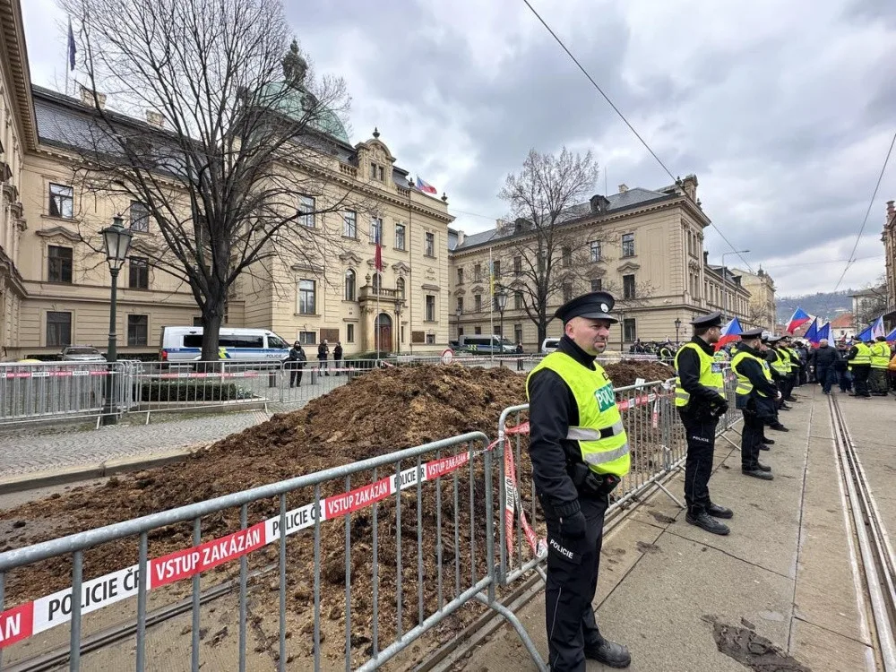 Hnůj na silnici před úřadem vlády. Zemědělci i přes sliby zablokovali dopravu v Praze