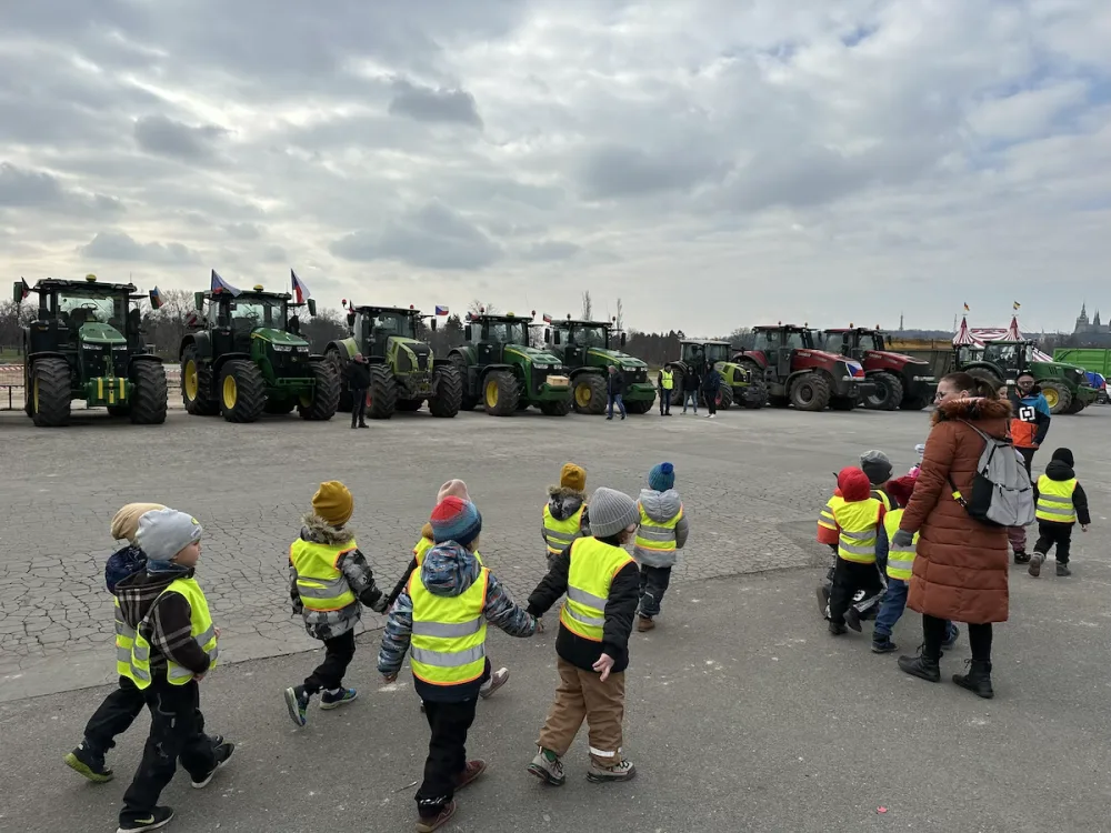 FOTOGALERIE: Hnůj hlídaný policií, naštvaní zemědělci a zase ten guláš. Podívejte se, jak vypadal další protest farmářů