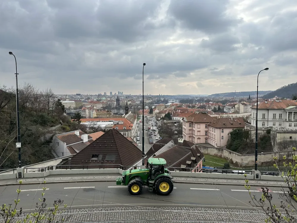 FOTOGALERIE: Hnůj hlídaný policií, naštvaní zemědělci a zase ten guláš. Podívejte se, jak vypadal další protest farmářů