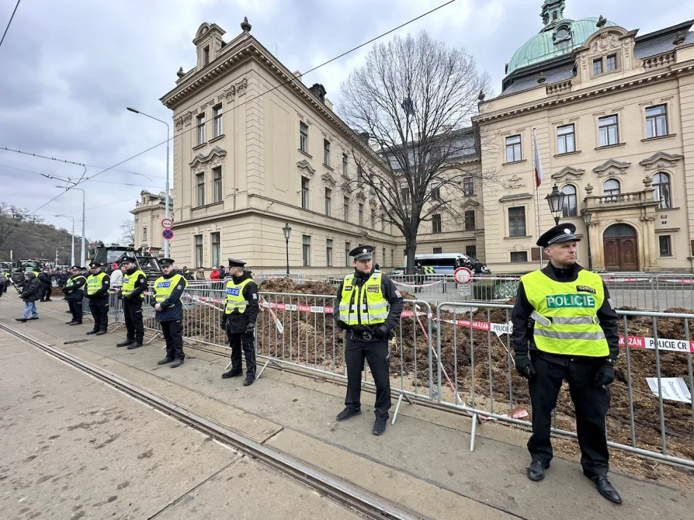FOTOGALERIE: Hnůj hlídaný policií, naštvaní zemědělci a zase ten guláš. Podívejte se, jak vypadal další protest farmářů