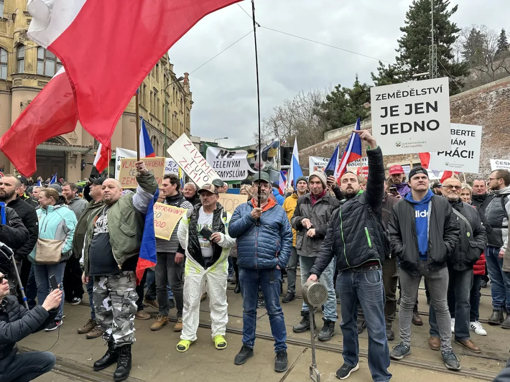 FOTOGALERIE: Hnůj hlídaný policií, naštvaní zemědělci a zase ten guláš. Podívejte se, jak vypadal další protest farmářů