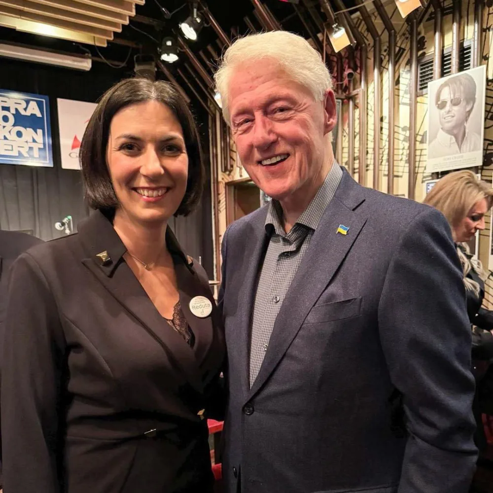 Bývalý americký prezident Clinton se dnes zúčastnil akce v Redutě, potkal se s Petrem Pavlem