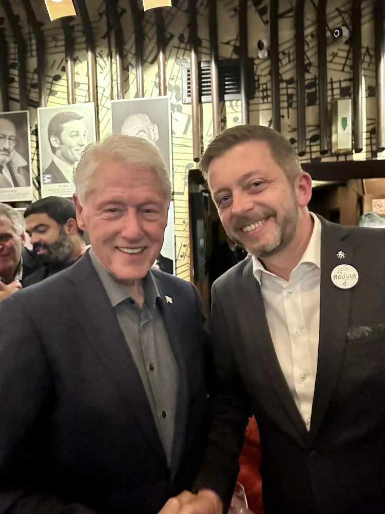 Bývalý americký prezident Clinton se dnes zúčastnil akce v Redutě, potkal se s Petrem Pavlem
