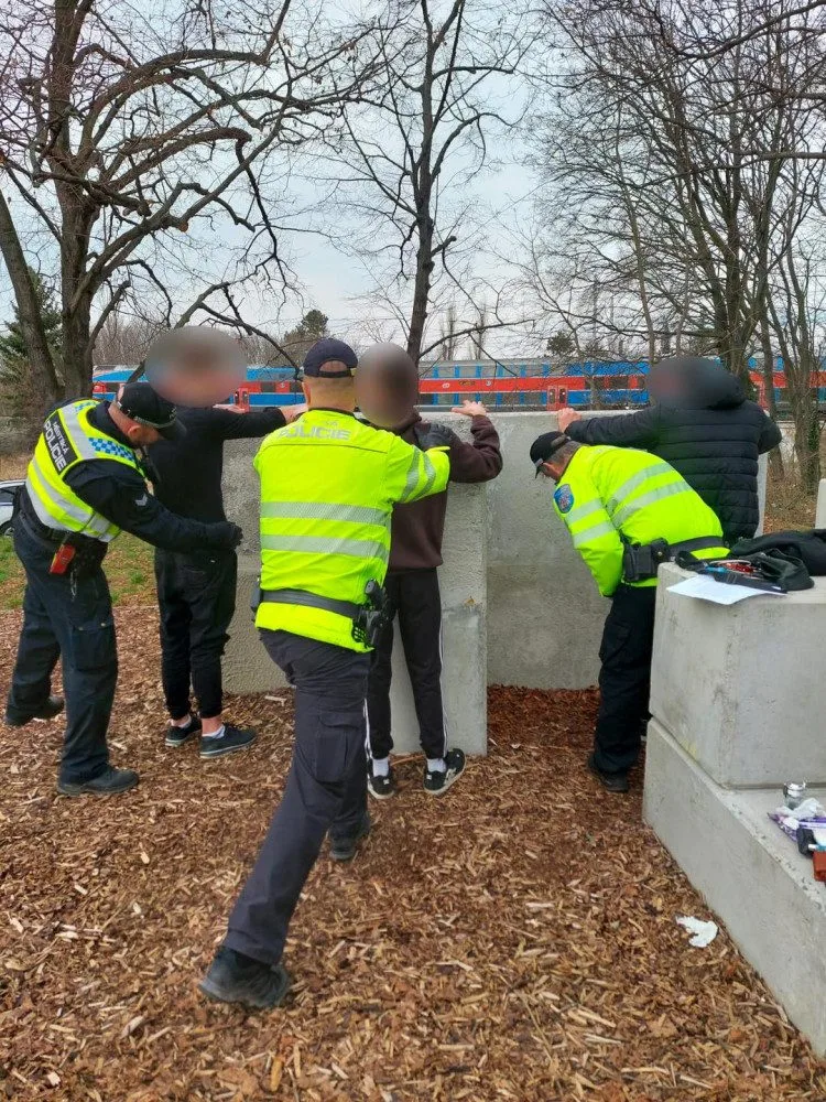 Trojice okradla v parku muže. Útočníci měli v kapsách boxera a čokolády