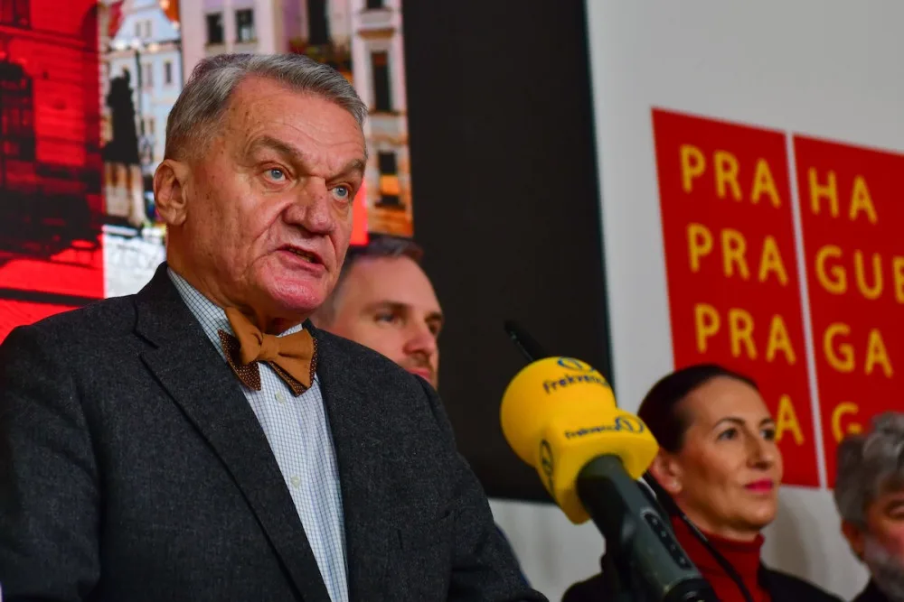 Primátor Svoboda prodělal černý kašel, na jednání výboru si ale nevzal respirátor