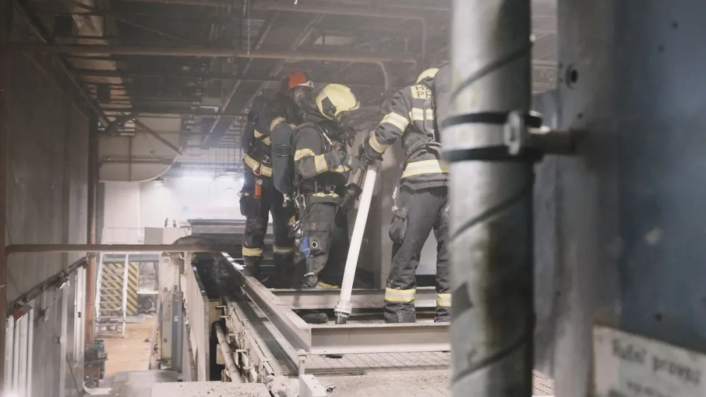 VIDEO: V pražské tiskárně vypukl požár, jeden člověk skončil v nemocnici