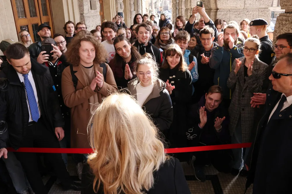 Slovenská prezidentka Čaputová uctila památku obětí střelby na Filozofické fakultě v Praze