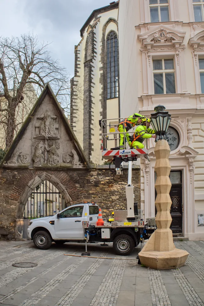 V Praze znovu svítí kubistická lucerna, poslední funkční na světě