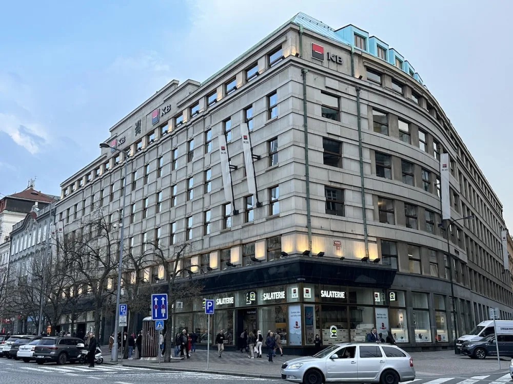 Budova je na rohu Václavského náměstí a Štěpánské