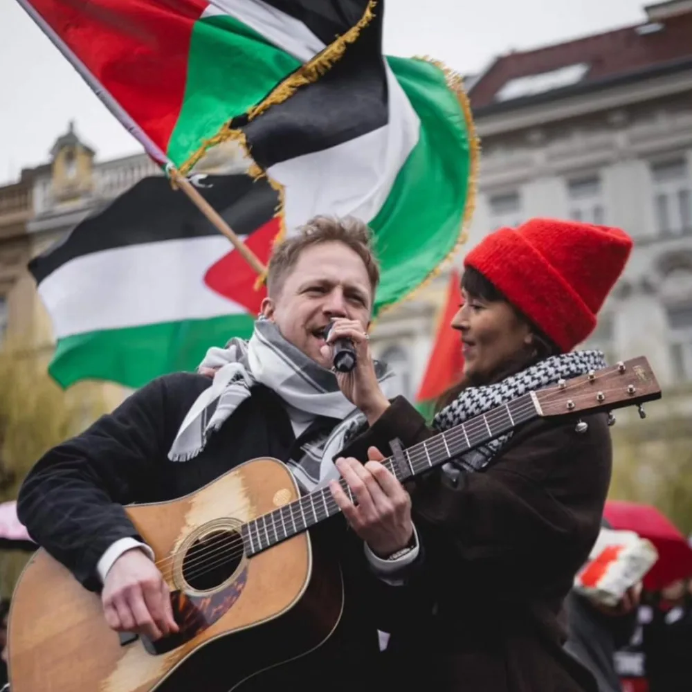 Na pražském Klárově se dnes sešly stovky lidí na podporu Palestiny. Vystoupil i Tomáš Klus