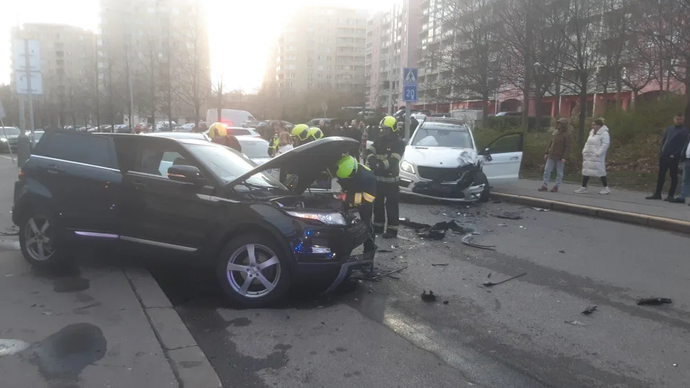 V pražských Stodůlkách havarovala čtyři auta, opilý řidič chtěl od nehody utéct