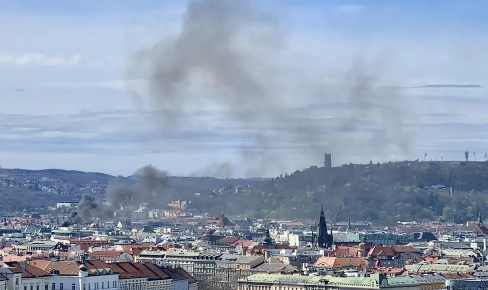 VIDEO: Hoří střecha domu na Václavském náměstí, na místě zasahují hasiči ze šesti jednotek i chemická služba