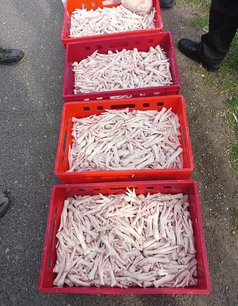 Kohouti s hlavou, kuřecí pařáty, přepravka plná žloutků. V Sapě našli víc než tunu pochybných potravin