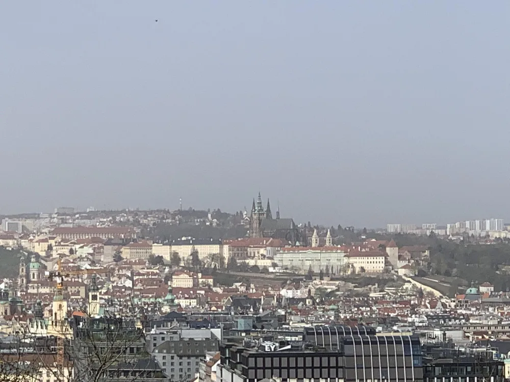 Saharský písek zahalil Prahu. Pozor by si měli dát lidé s chronickými dýchacími potížemi