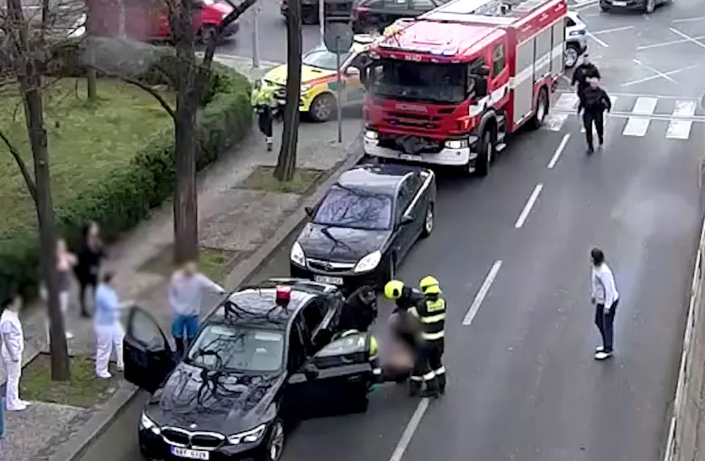 Muže vytáhli policisté a hasiči.