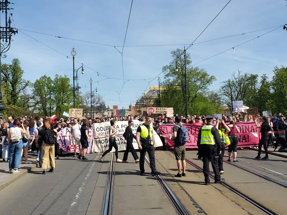 Neprojdou! Odpůrci Pochodu pro život blokovali průchod jeho účastníků na mostě Legií.