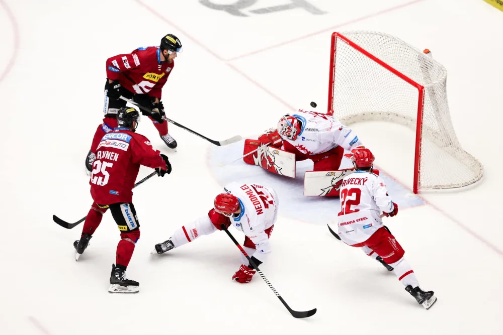 Hokejisté Sparty vyhráli v Třinci 3:2 v prodloužení a vedou v semifinále 3:0.