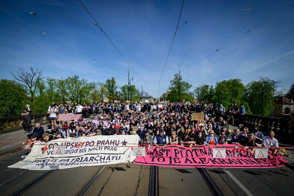 Neprojdou! Odpůrci Pochodu pro život blokovali průchod jeho účastníků na mostě Legií, neprojeli ani hasiči
