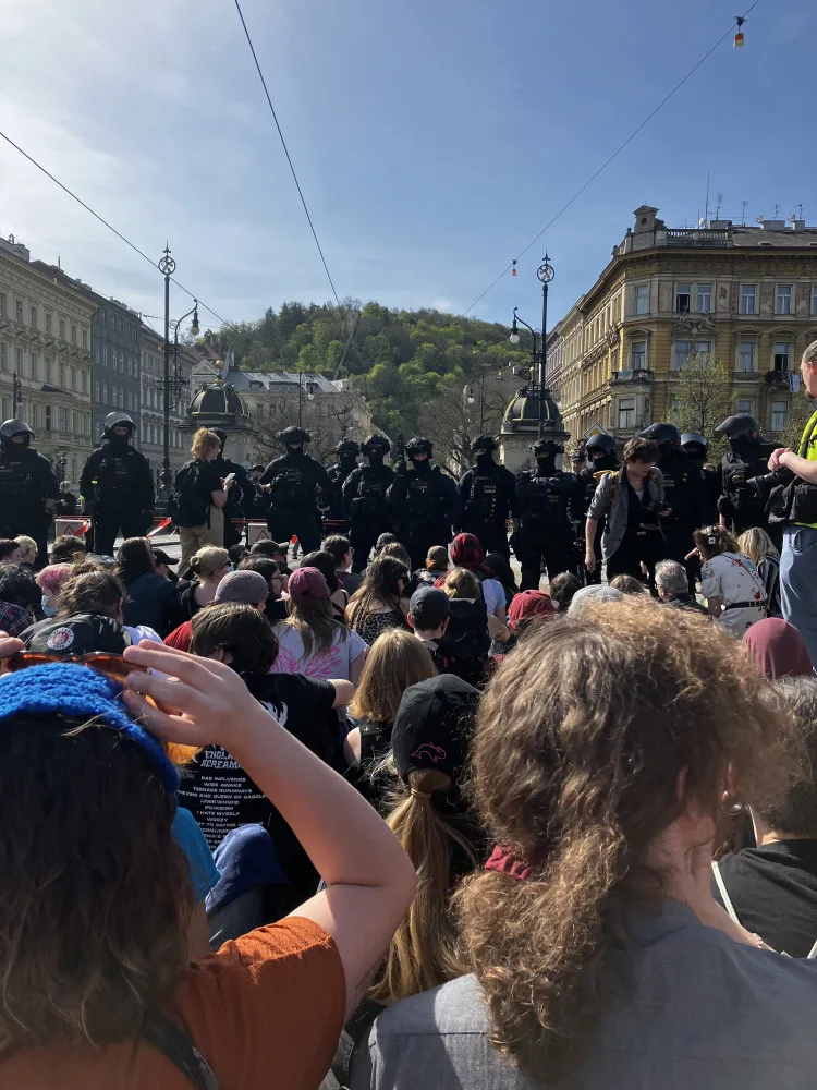 Neprojdou! Odpůrci Pochodu pro život blokovali průchod jeho účastníků na mostě Legií, neprojeli ani hasiči