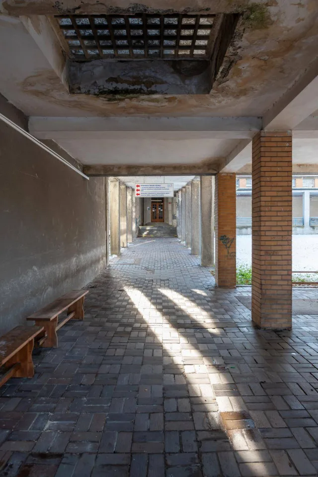 Propojovací krček mezi pavilony nemocnice.