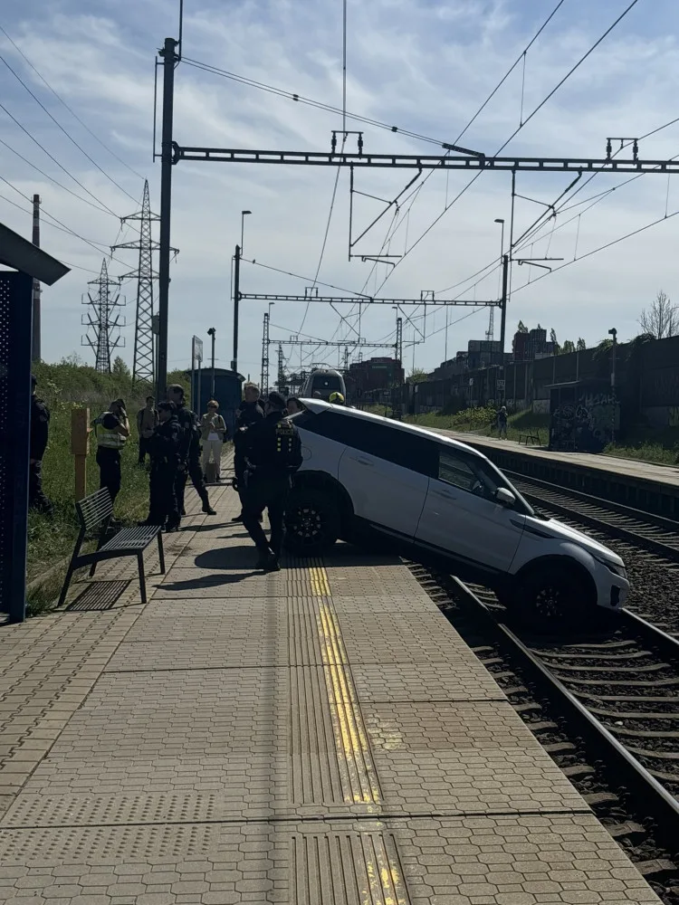 Auto vytáhli jeřábem.