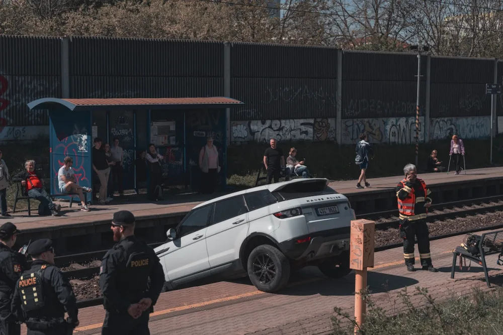 VIDEO: Řidička zaparkovala, auto ale nezabrzdila. Vůz sjel na koleje a blokoval vlaky