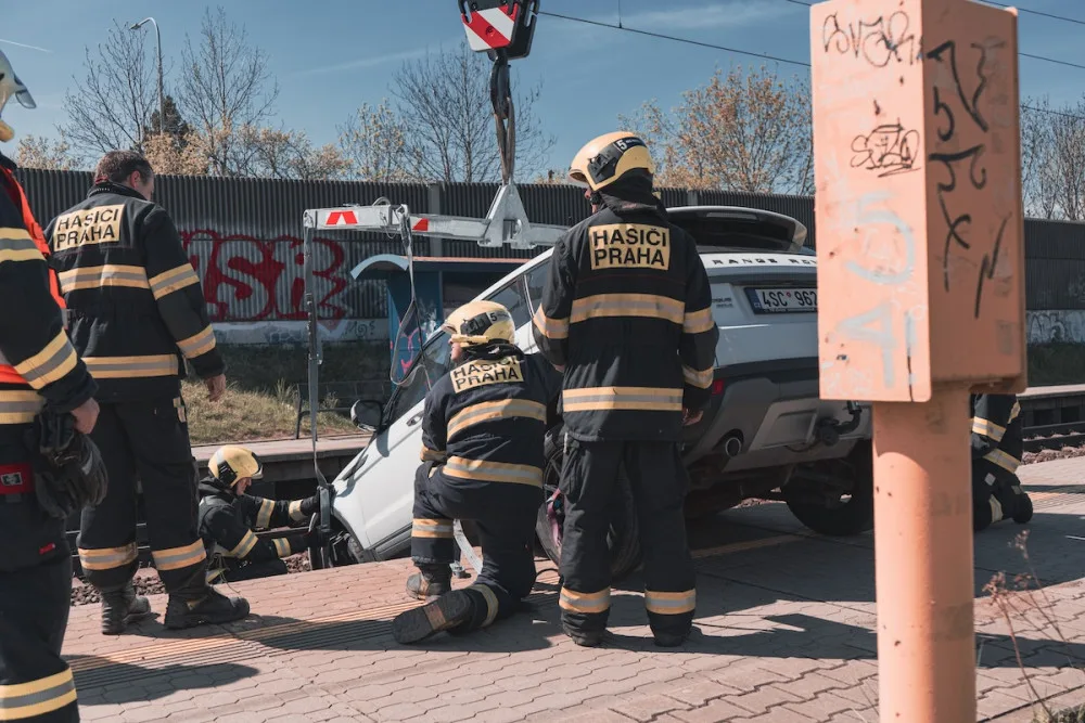 VIDEO: Řidička zaparkovala, auto ale nezabrzdila. Vůz sjel na koleje a blokoval vlaky