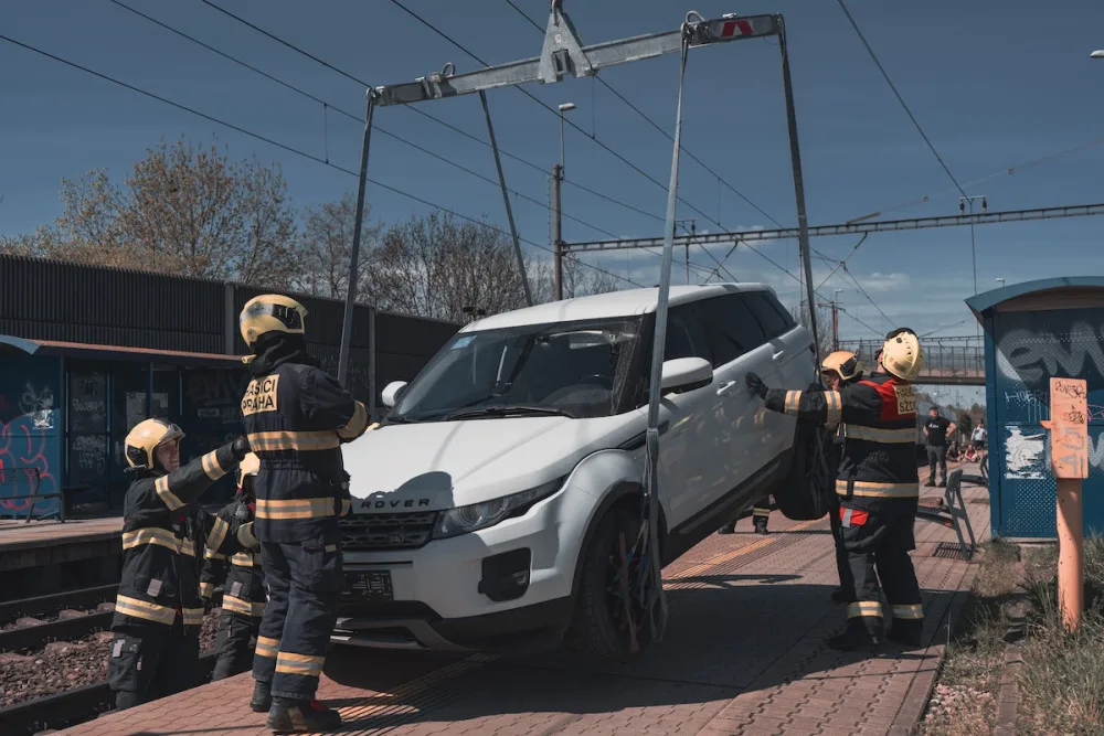 VIDEO: Řidička zaparkovala, auto ale nezabrzdila. Vůz sjel na koleje a blokoval vlaky