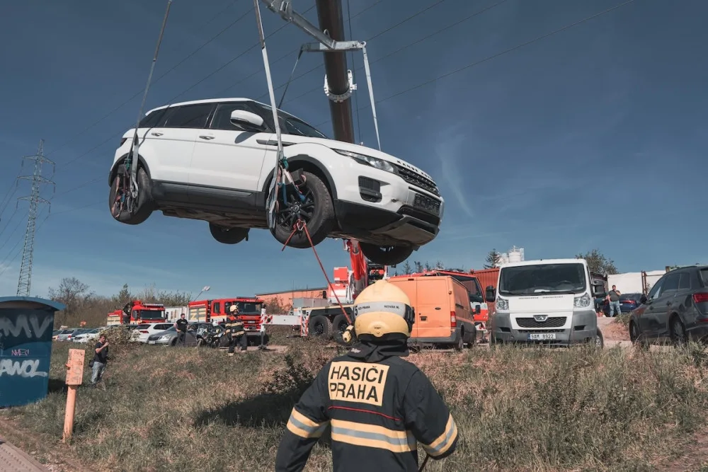 VIDEO: Řidička zaparkovala, auto ale nezabrzdila. Vůz sjel na koleje a blokoval vlaky