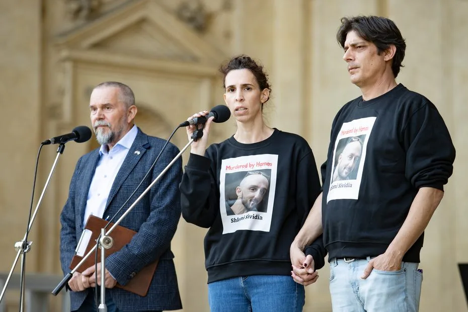 Prahou prošly stovky lidí protestující proti antisemitismu. Izraeli vyjádřil podporu také Jiří Drahoš