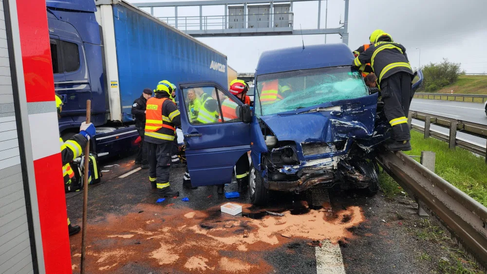 Na Pražském okruhu u Slivence se srazila auta, u nehody přistál vrtulník