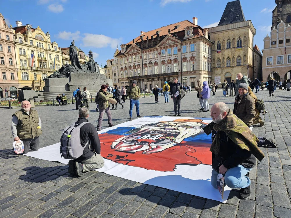 Asi sto lidí vidělo na Staroměstském náměstí v Praze scénku na podporu Ukrajiny