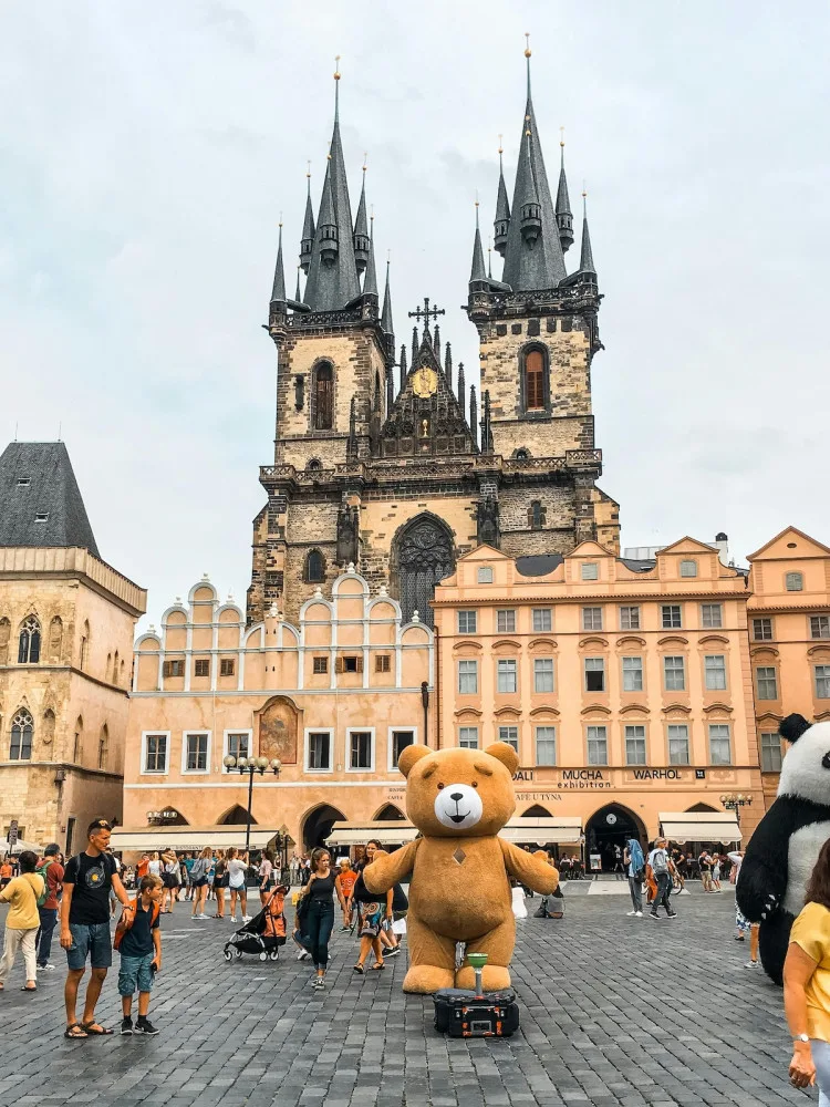 Praha 1 chce zakázat turistům kostýmy plameňáků či pánských přirození