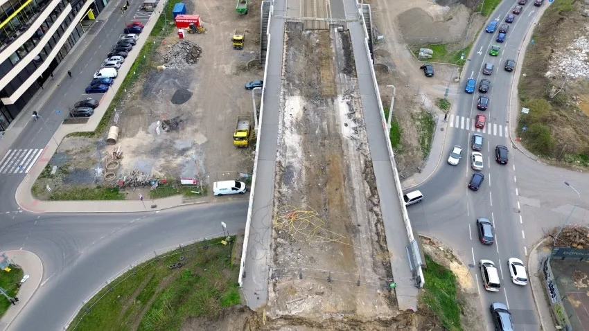 Dělníci pokračují s demolicí Libeňského mostu, je kvůli tomu omezena doprava