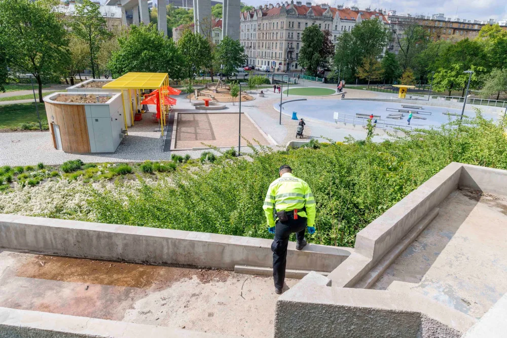 Strážníci za jediný den nasbírali v Praze 85 použitých injekčních stříkaček a jehel. Prošli přes čtyři stovky míst