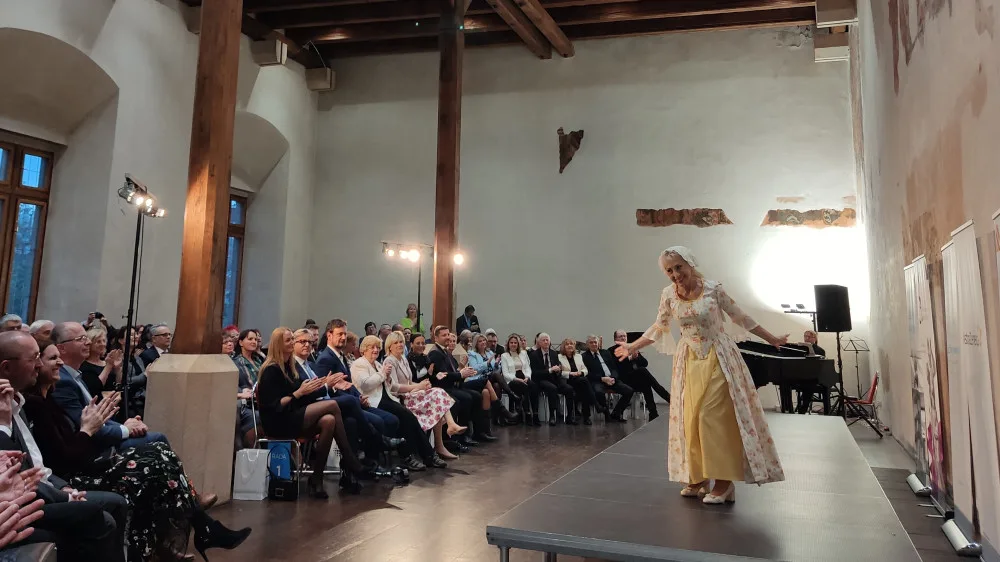 FOTOGALERIE: Netradiční přehlídka historických kostýmů připomněla závažnost rakoviny. Modely se stali sami pacienti