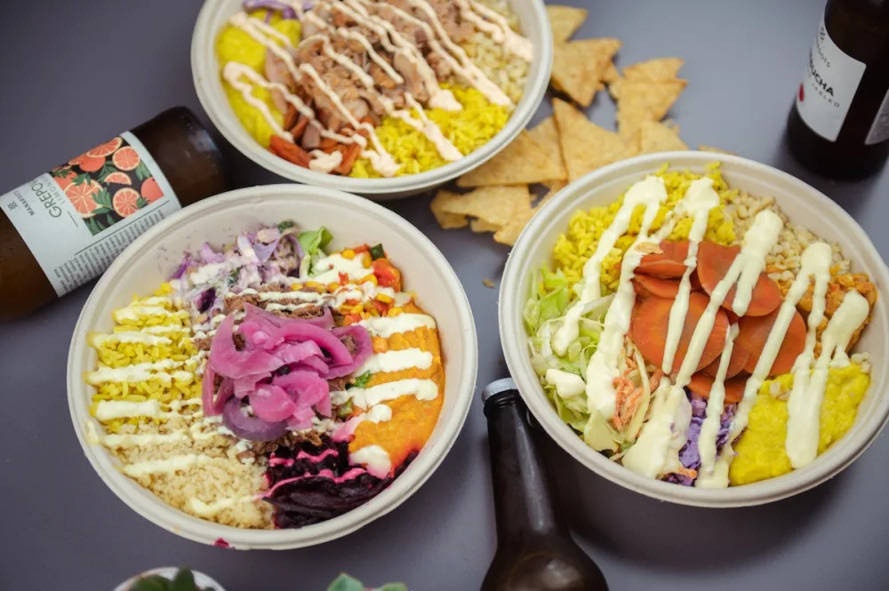 Bistro Kaliforňan přináší do Prahy nový koncept fastfoodu. Barevné misky plné kvalitních surovin namíchané podle vlastní chuti