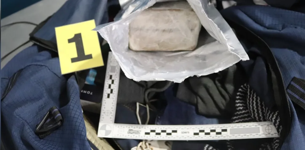 Policie zadržela na pražském letišti muže s téměř pěti kilo kokainu v tašce