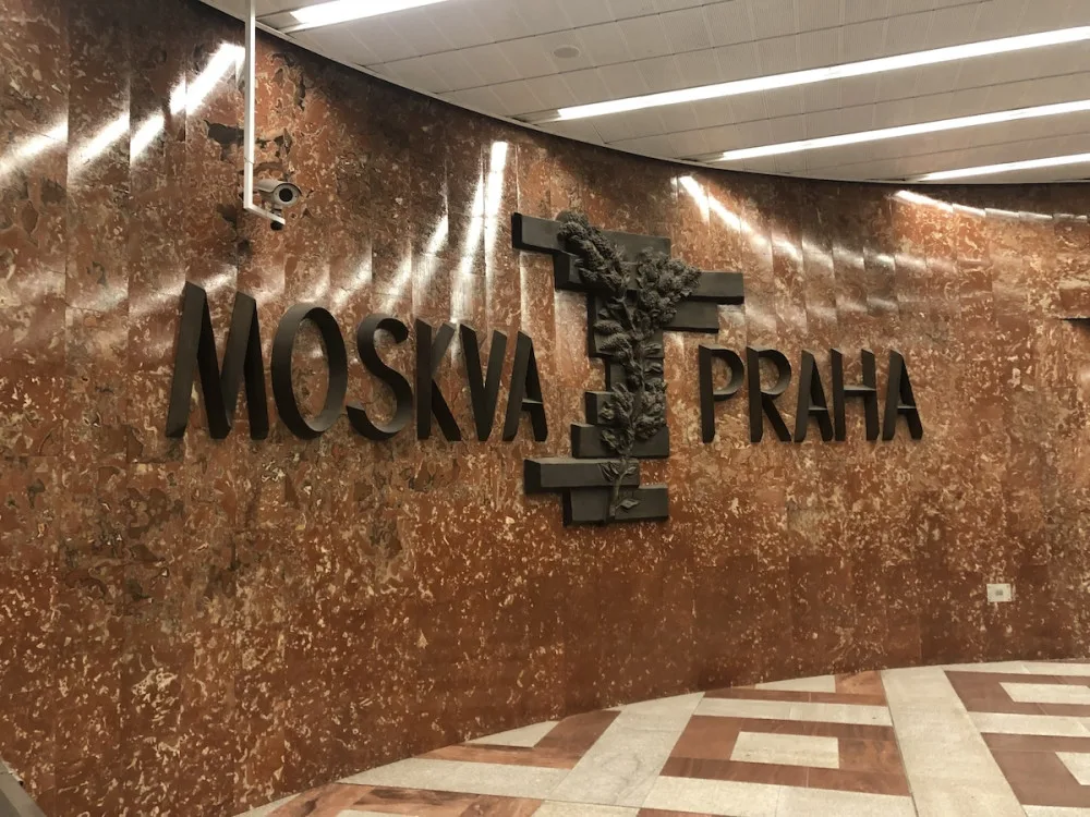 Plastika je ve stanici metra Anděl od roku 1985.