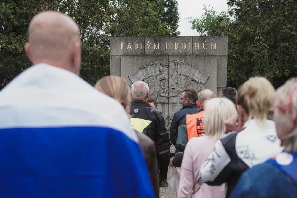 FOTOGALERIE: Vztyčené prostředníčky, karafiáty a ruské vlajky. Podívejte se, jak vypadala návštěva Nočních vlků na Olšanských hřbitovech