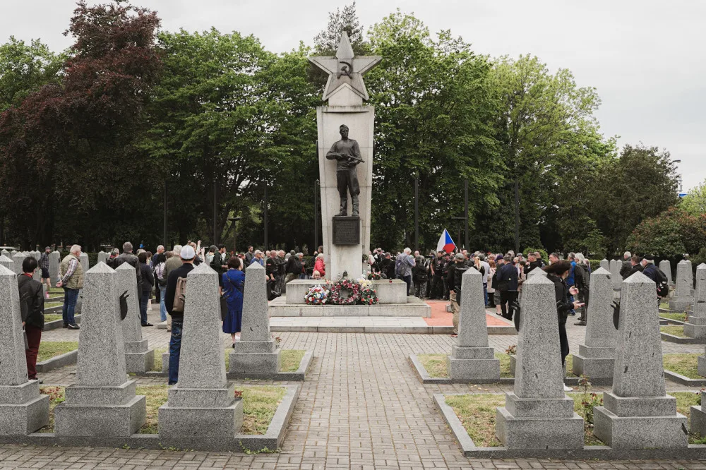 FOTOGALERIE: Vztyčené prostředníčky, karafiáty a ruské vlajky. Podívejte se, jak vypadala návštěva Nočních vlků na Olšanských hřbitovech