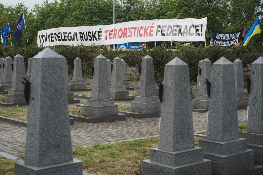 FOTOGALERIE: Vztyčené prostředníčky, karafiáty a ruské vlajky. Podívejte se, jak vypadala návštěva Nočních vlků na Olšanských hřbitovech